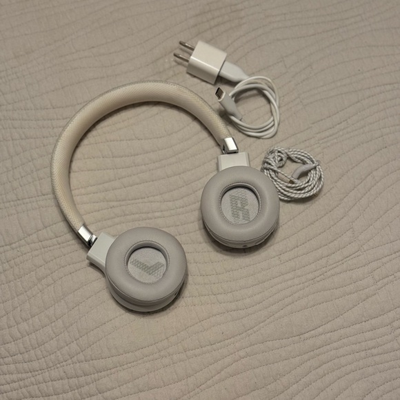 White JBL headphones with charger and headphone adapter - Picture 2 of 4